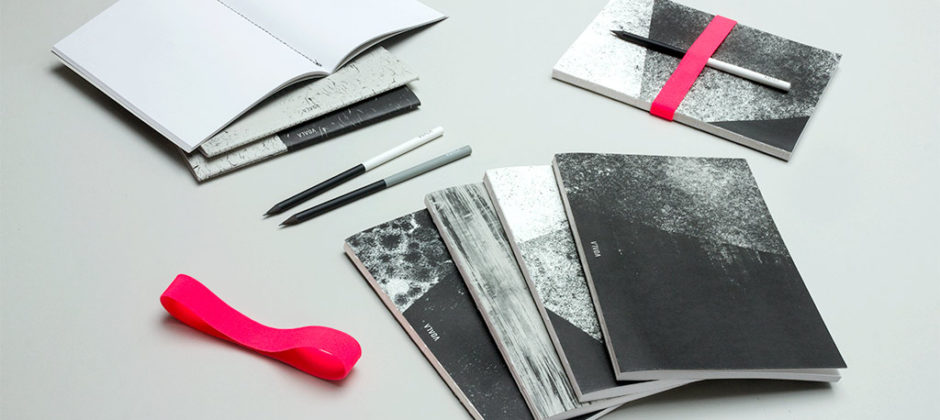 VOALA kolekce černobílých zápisníků OPEN Diagonal z recyklovaného papíru s potisky obálek