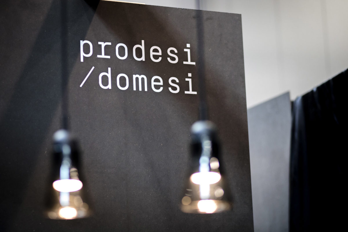 Prodesi / Domesi návrh stánku od grafického studia VOALA.
