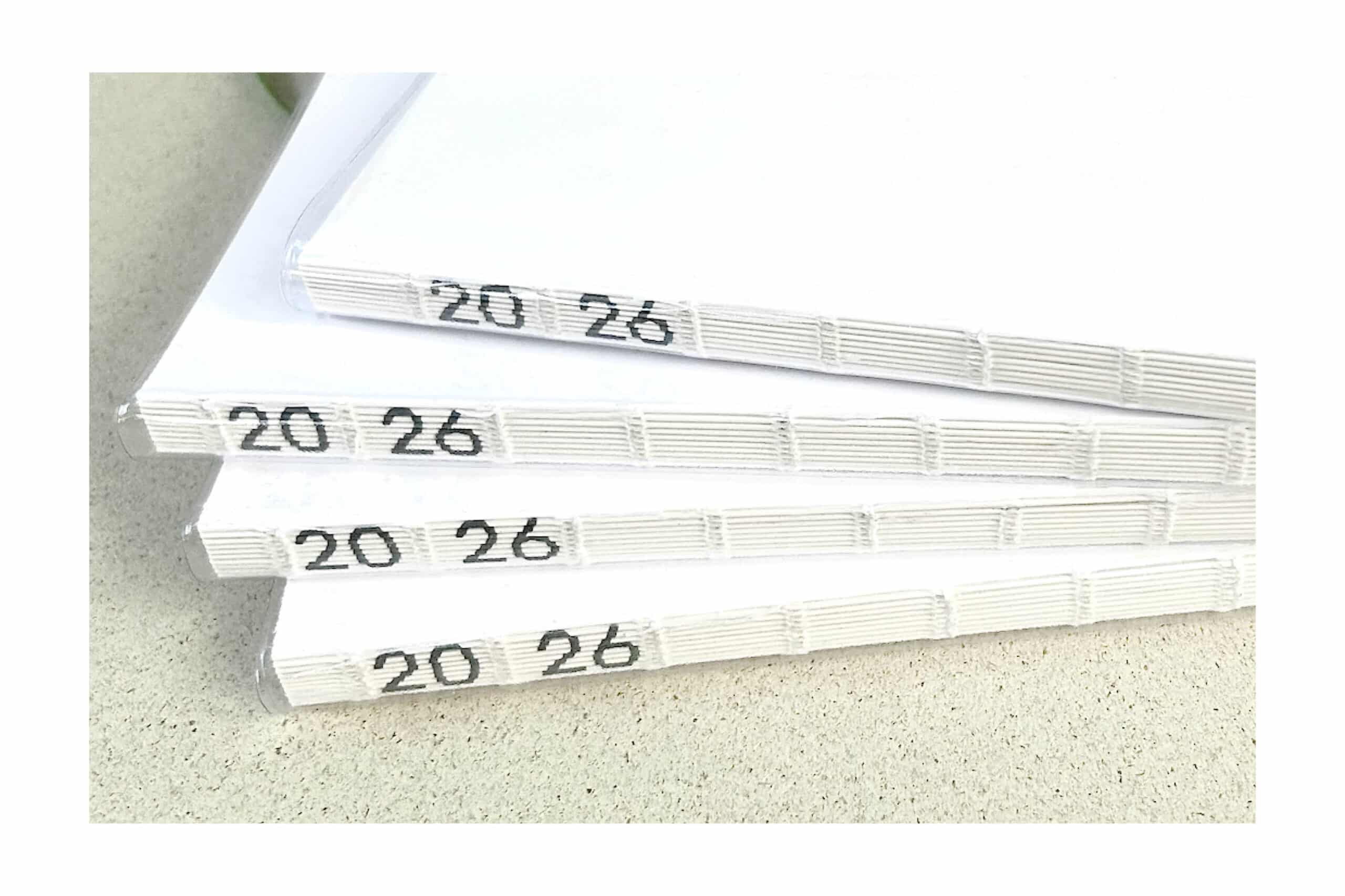 šité hřbetníky diáře NUDISTA